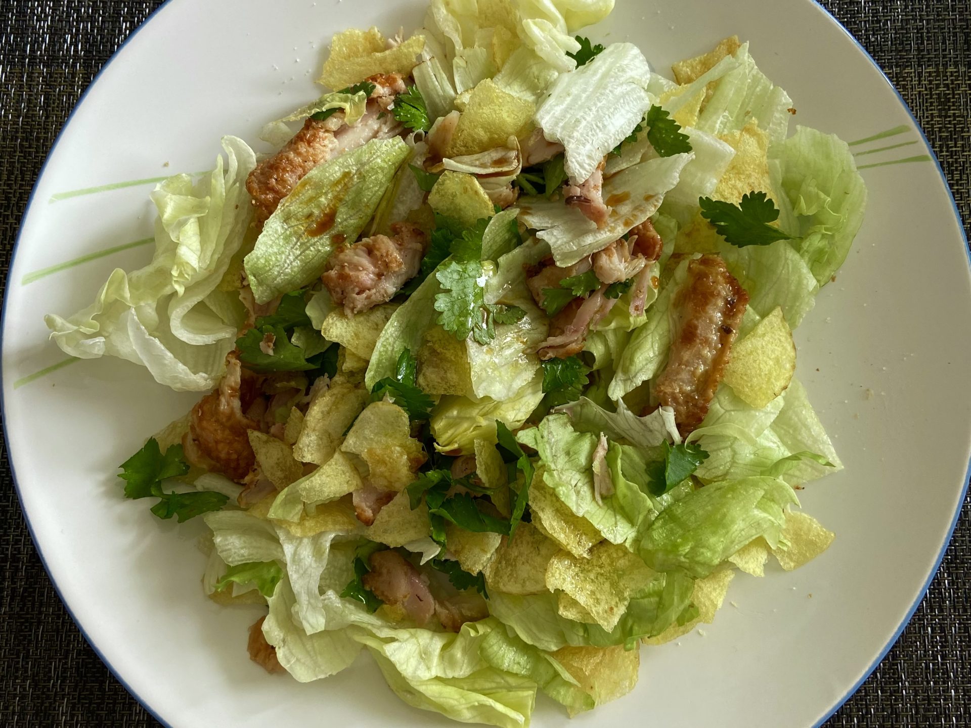 Salade de poulet et chips