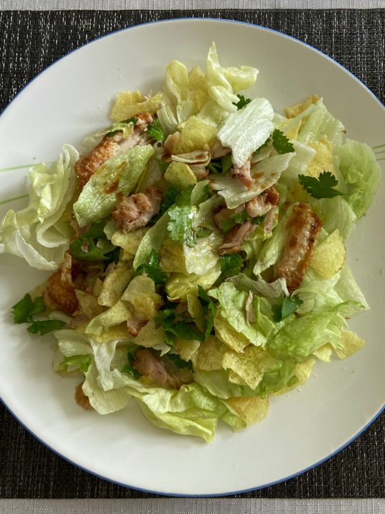 Salade de poulet et chips